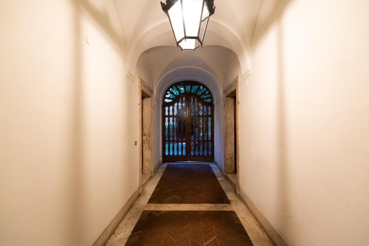 Chic And Style In Historical Via Giulia Leilighet Roma Eksteriør bilde